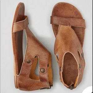 BNWOT stylish tan brown sandals